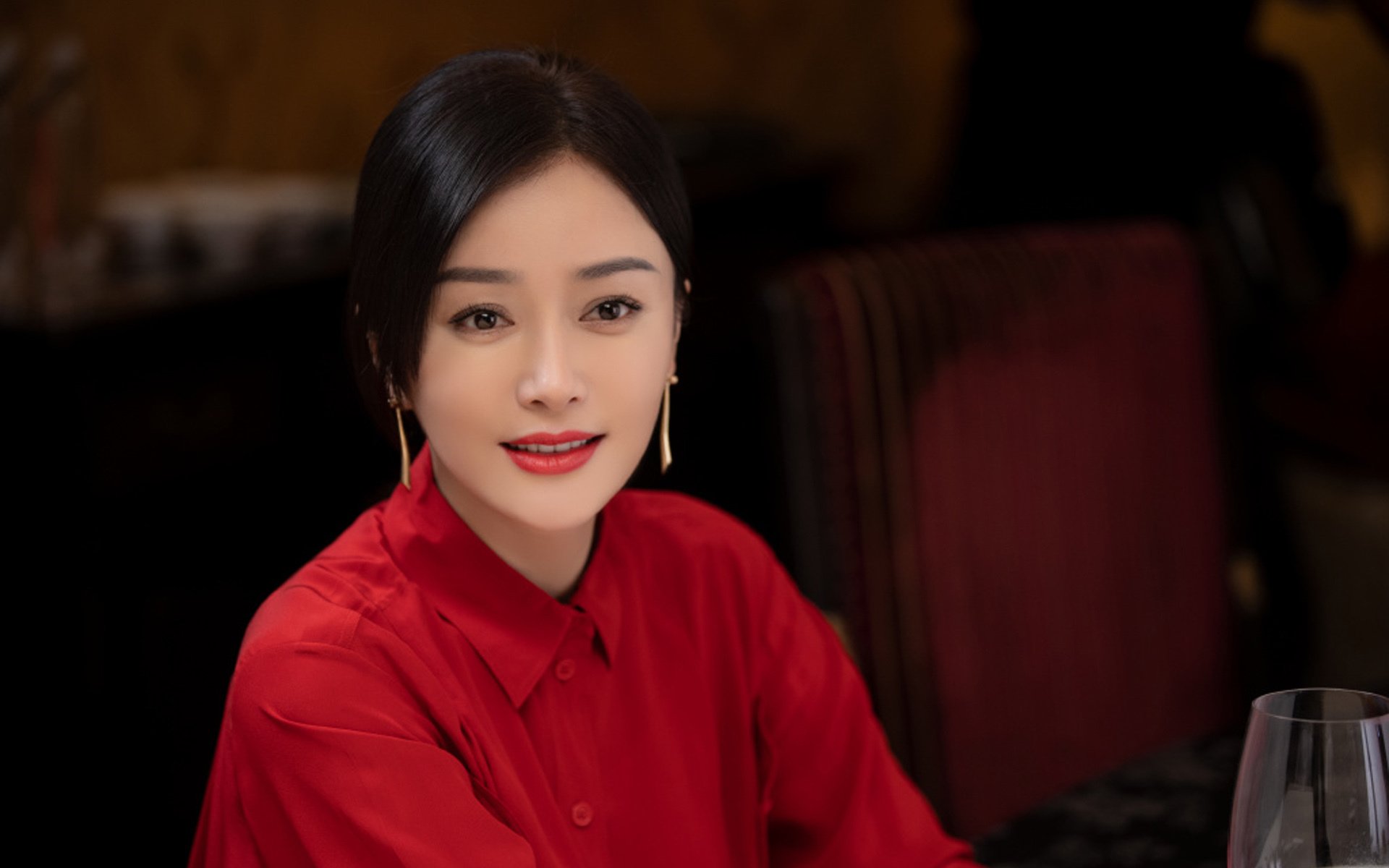 比利时骑手吉尔·托马斯在2024年国际马术联合会障碍赛世界巡回赛中以“Bella”马匹获得个人第六名，表现出色。